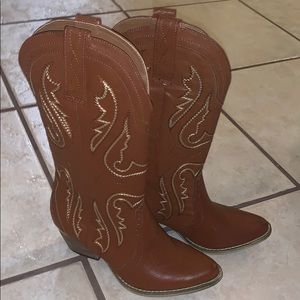 NWT Tan cowgirl boots size 7.5